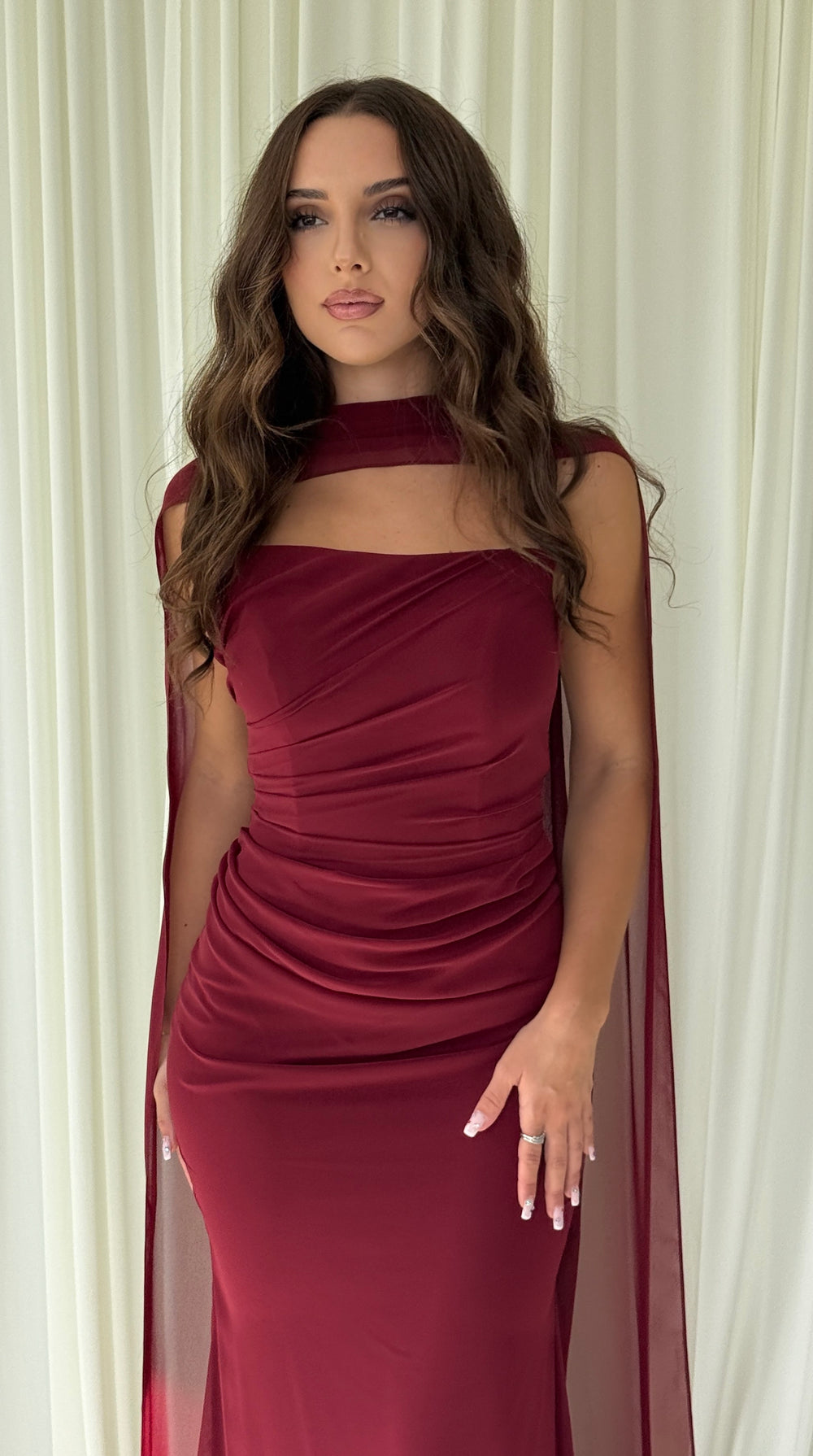 Robe Hilona bordeaux coupe sirène avec écharpe en mousseline tombant en cape