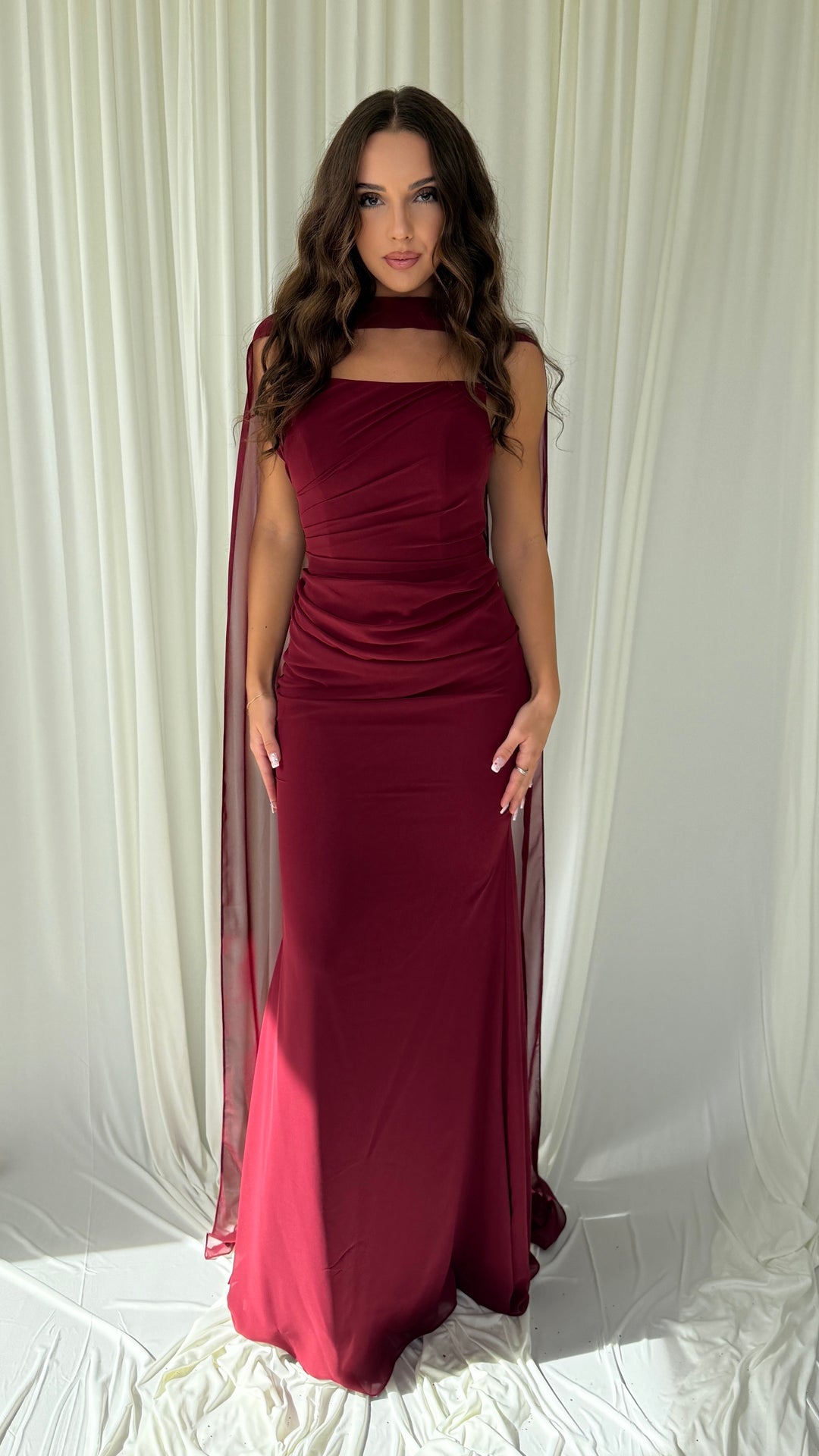 Robe de soirée bordeaux Hilona, bustier drapé et écharpe portée au cou