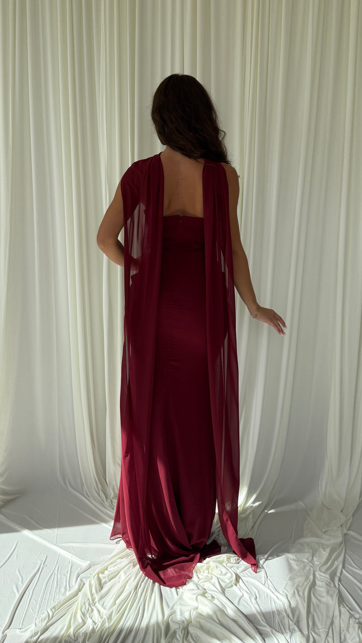 Détail du bustier drapé de la robe de soirée bordeaux Hilona