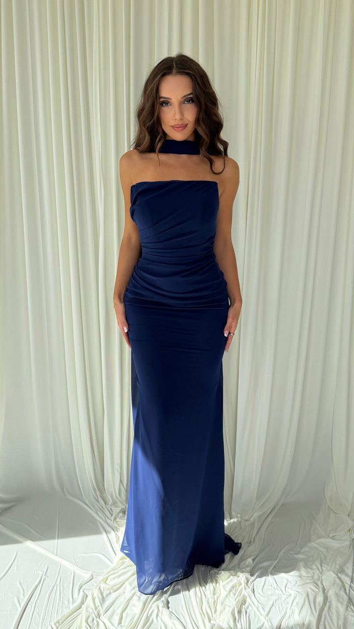 Robe de soirée bleu marine Hilona, bustier drapé et écharpe portée au cou