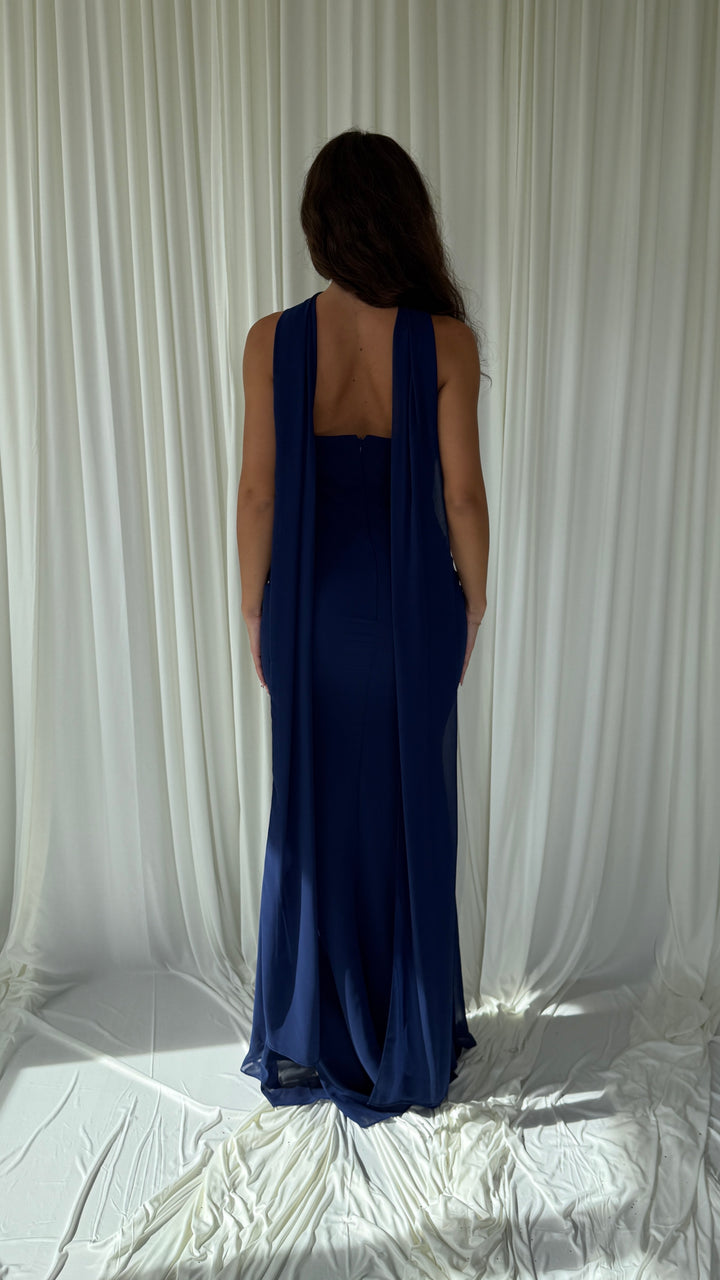 Détail du bustier drapé de la robe de soirée bleu marine Hilona