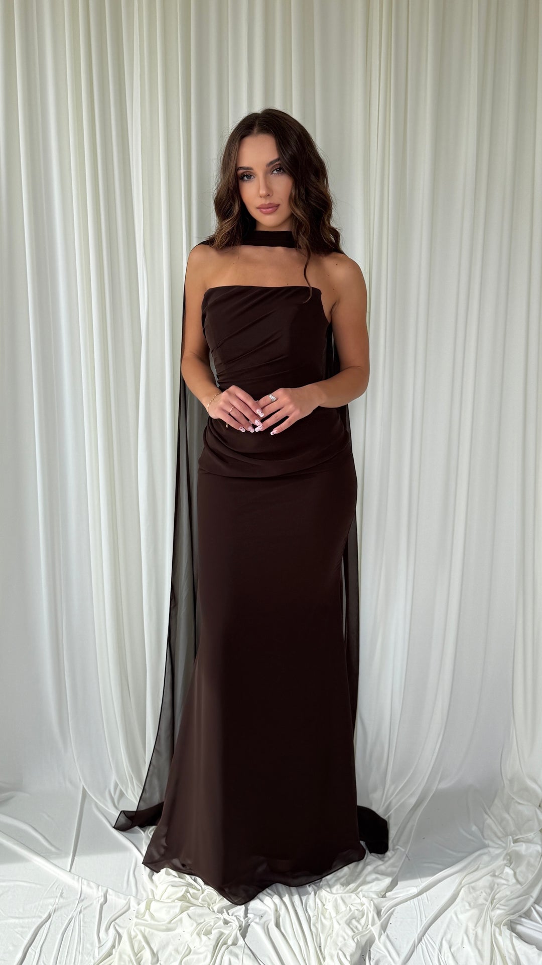 Robe de soirée marron Hilona, bustier drapé et écharpe portée au cou