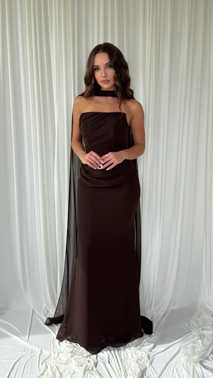 Robe de soirée marron Hilona, bustier drapé et écharpe portée au cou