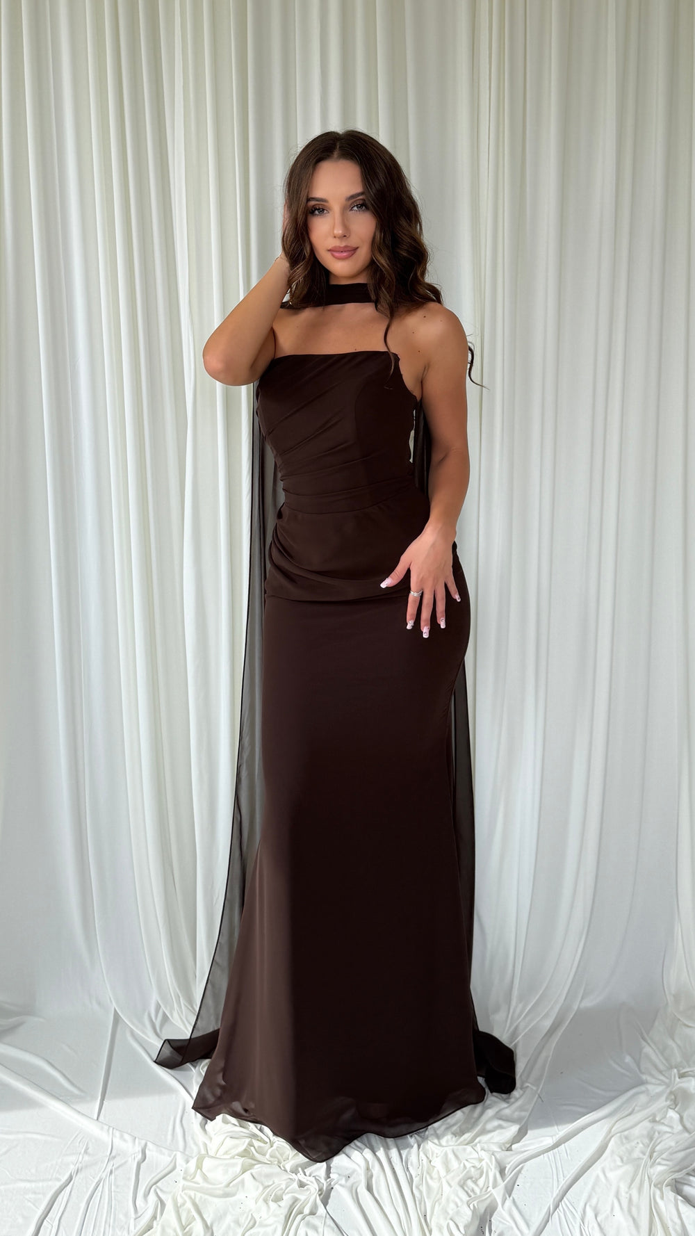 Robe Hilona marron coupe sirène avec écharpe en mousseline tombant en cape