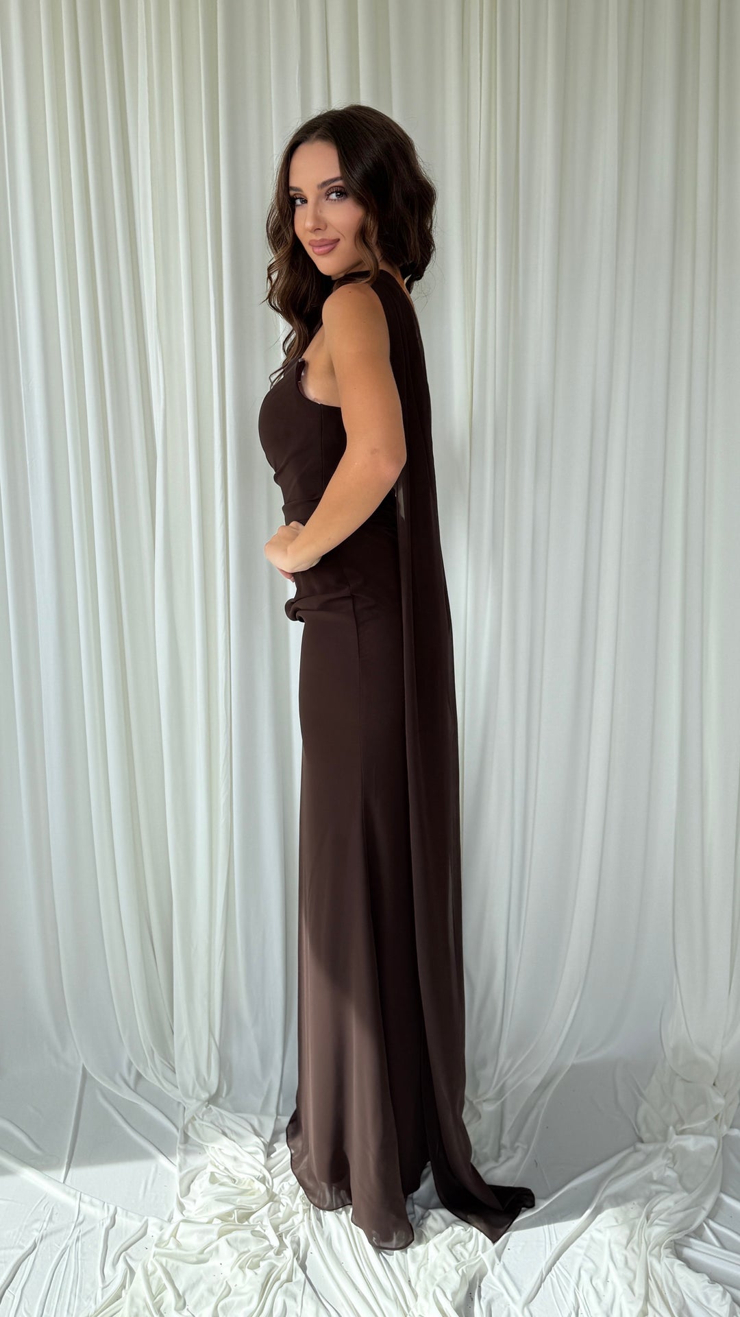 Robe de soirée marron Hilona, dos et écharpe cape jusqu'au sol