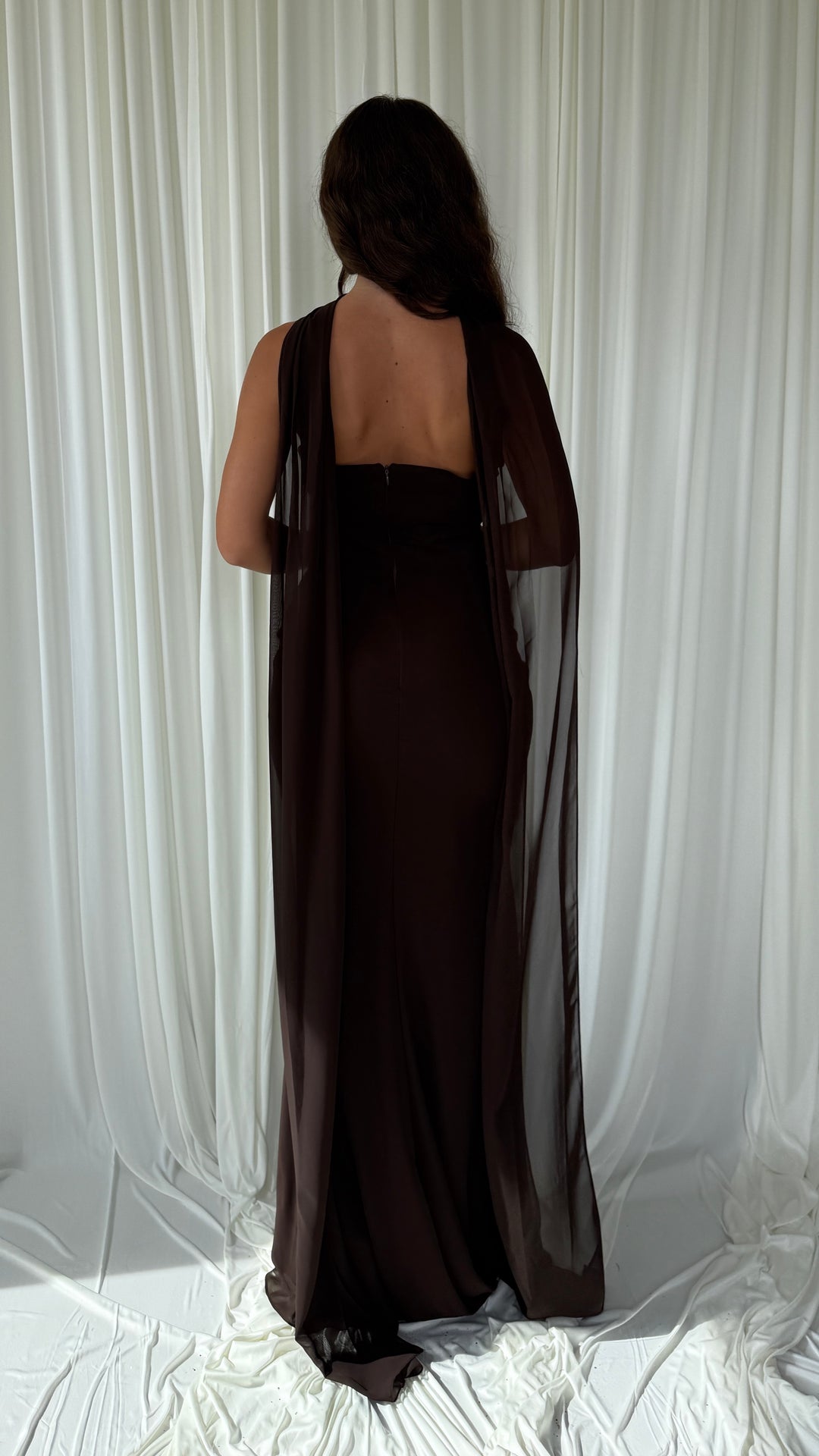 Détail du bustier drapé de la robe de soirée marron Hilona