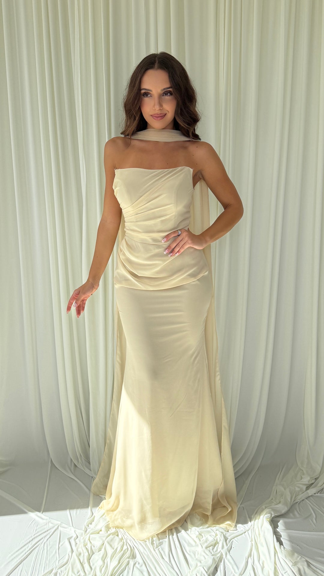 Robe de soirée beige Hilona, bustier drapé et écharpe portée au cou