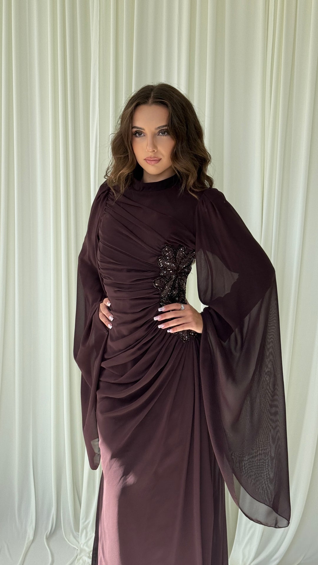 Robe Belina marron drapée avec motif brodé de sequins sur la hanche