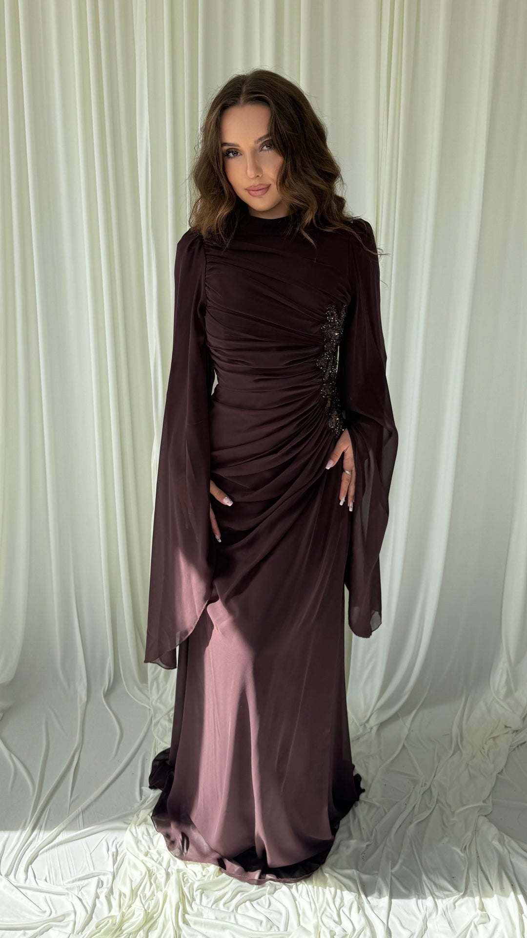 Robe de soirée modeste marron Belina, col montant et manches cape en mousseline