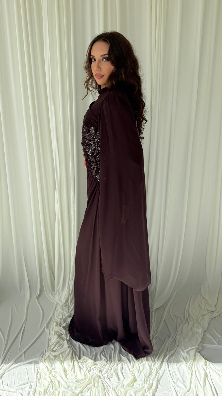 Robe de soirée modeste marron Belina, dos et manches cape