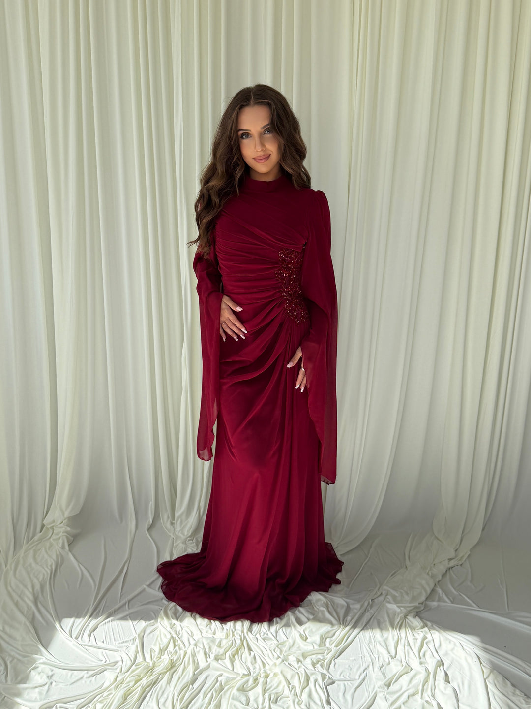 Robe de soirée modeste bordeaux Belina, col montant et manches cape en mousseline