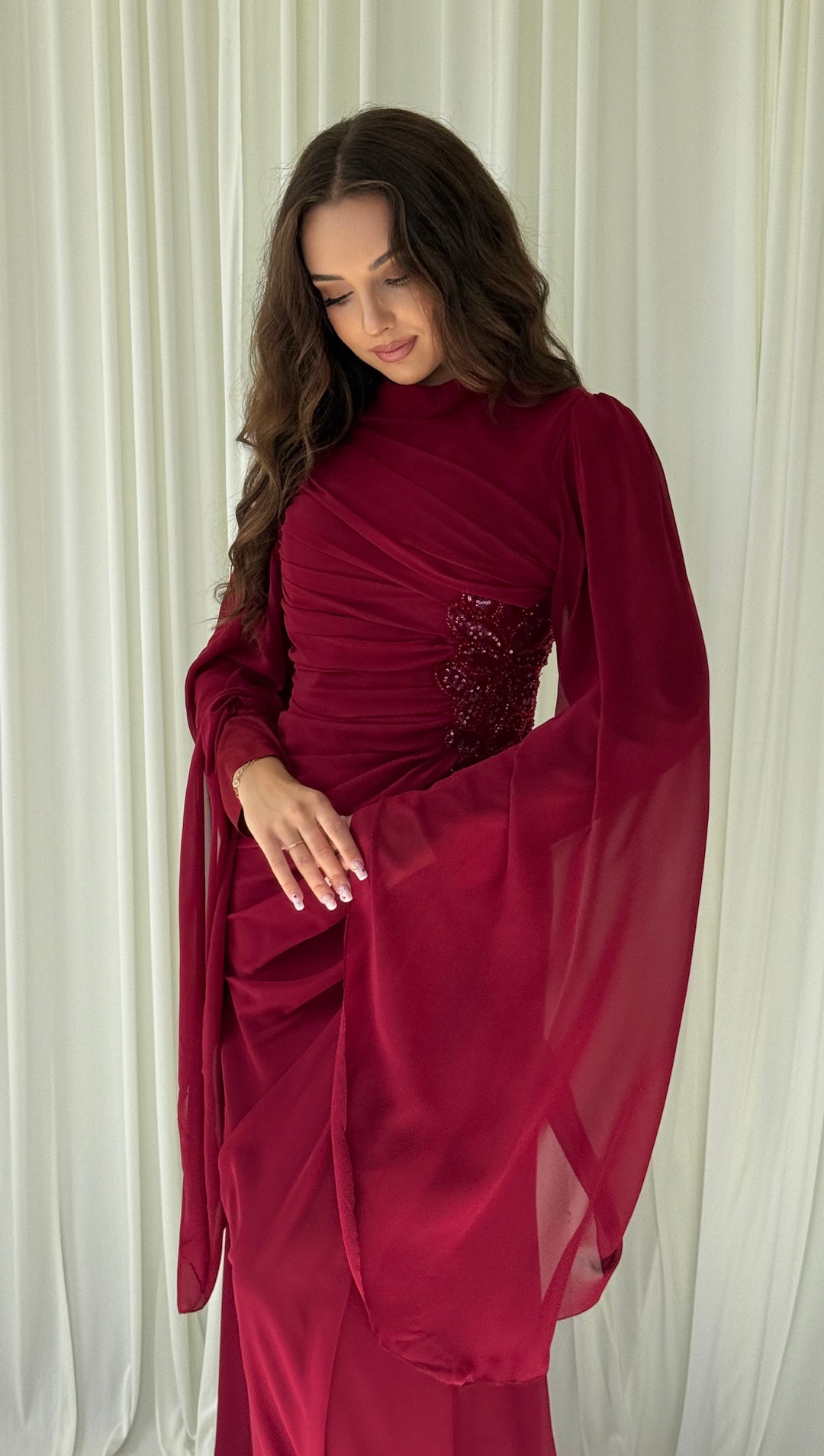Robe Belina bordeaux drapée avec motif brodé de sequins sur la hanche