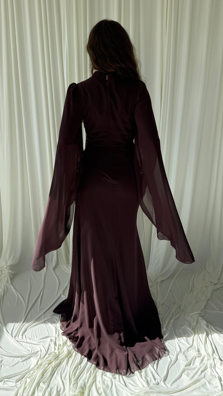Détail du drapé et de la broderie de la robe modeste marron Belina