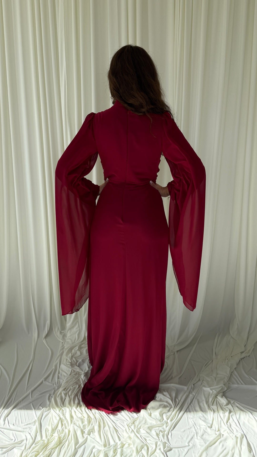 Détail du drapé et de la broderie de la robe modeste bordeaux Belina