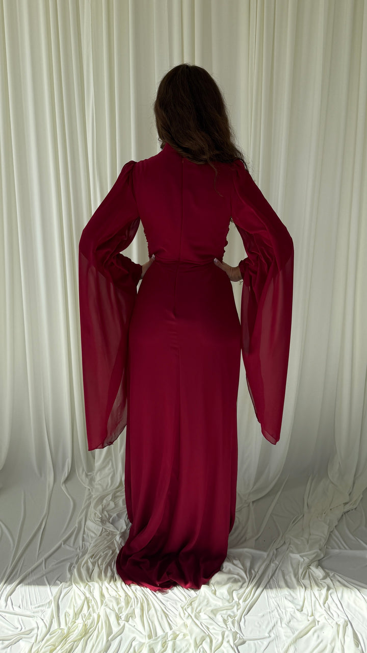 Détail du drapé et de la broderie de la robe modeste bordeaux Belina