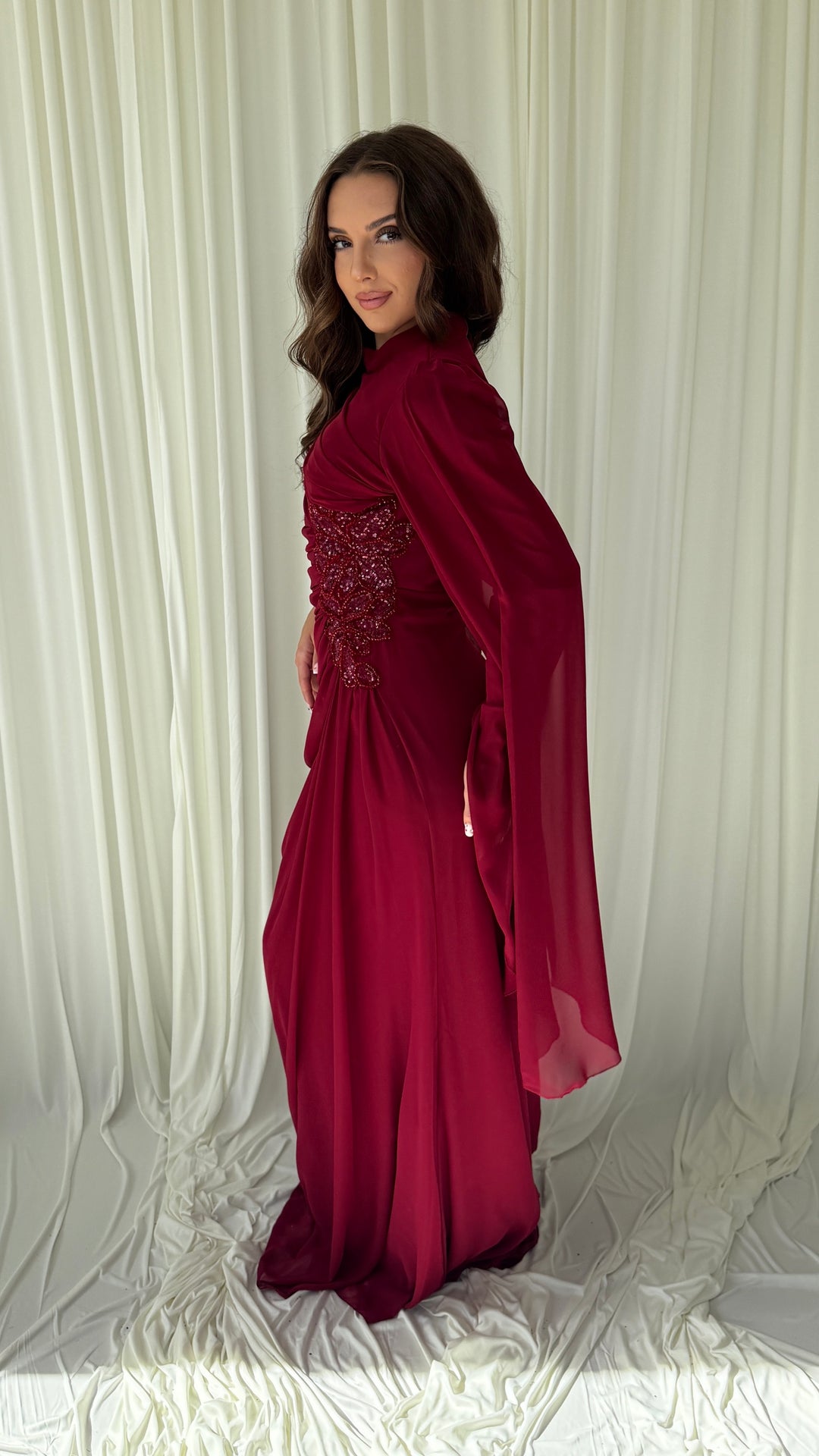 Robe de soirée modeste bordeaux Belina, dos et manches cape