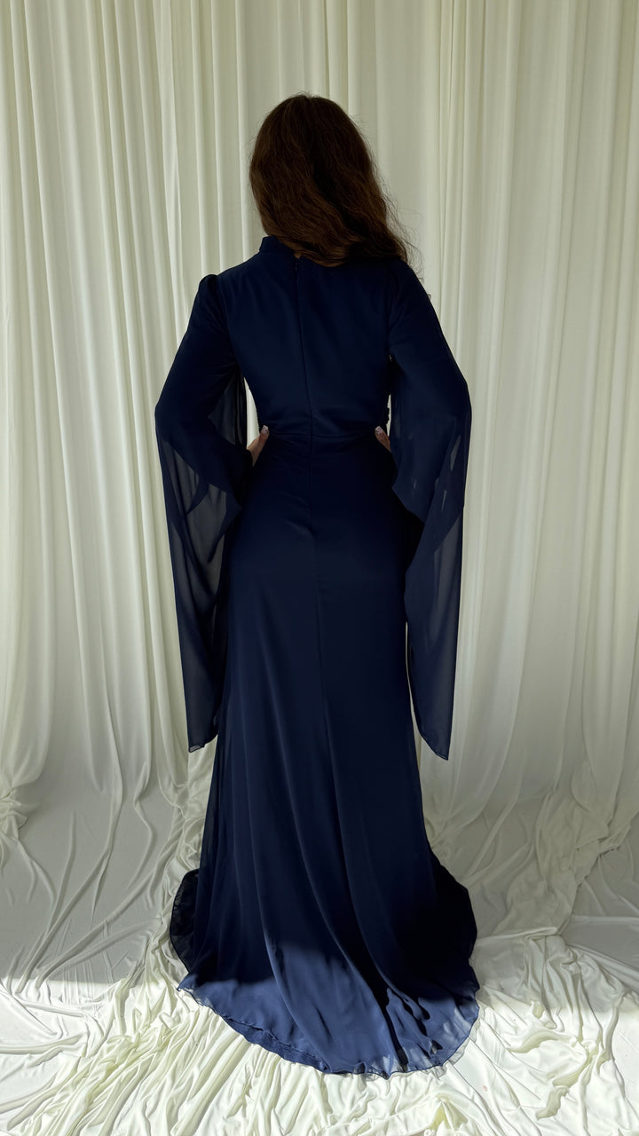 Détail du drapé et de la broderie de la robe modeste bleu marine Belina