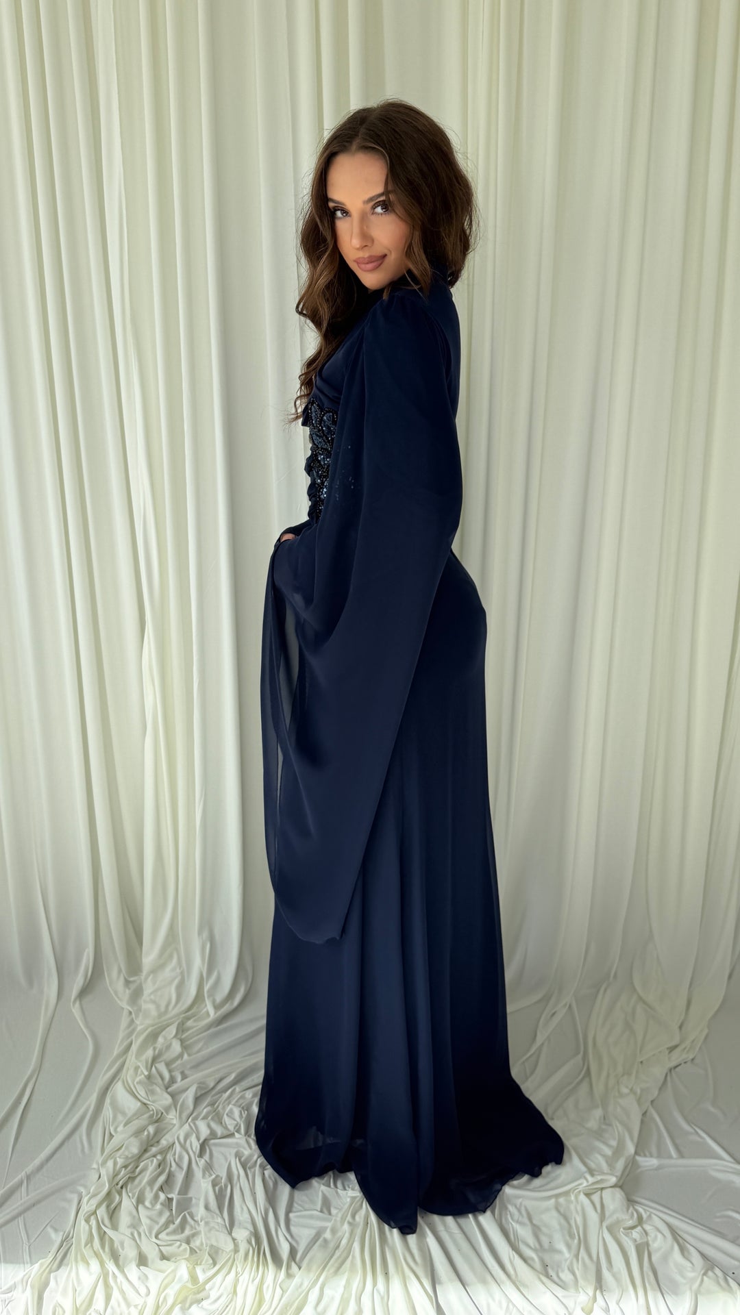 Robe de soirée modeste bleu marine Belina, dos et manches cape