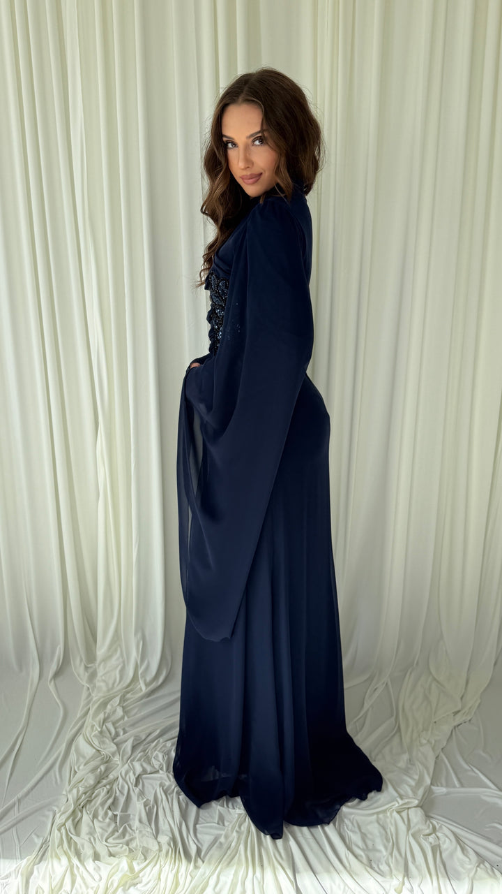 Robe de soirée modeste bleu marine Belina, dos et manches cape