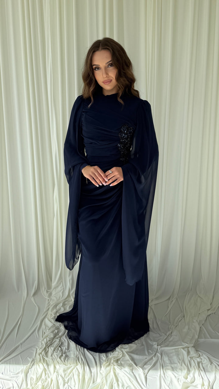 Robe de soirée modeste bleu marine Belina, col montant et manches cape en mousseline