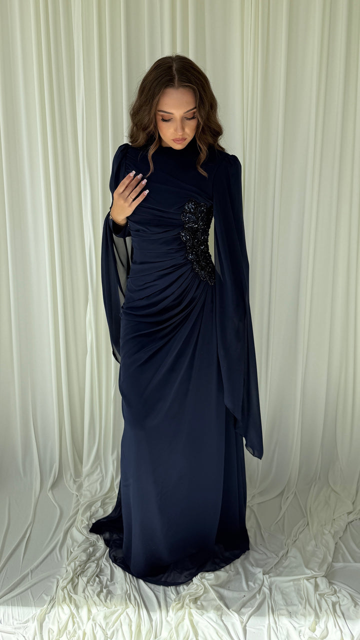 Robe Belina bleu marine drapée avec motif brodé de sequins sur la hanche