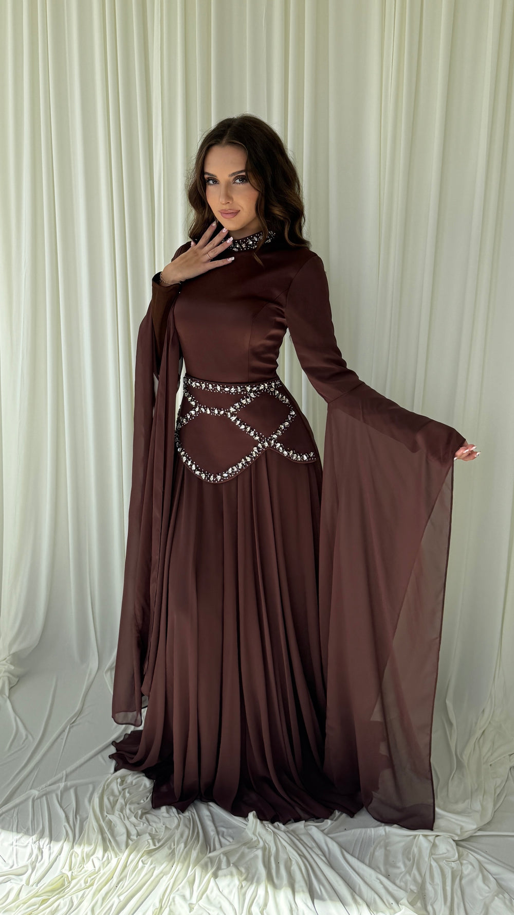 Robe Ilvi marron à manches longues prolongées de pans en mousseline