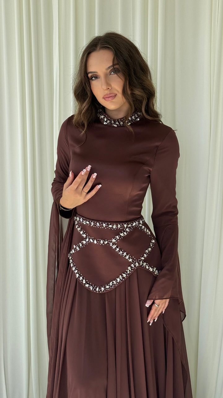 Robe de soirée modeste marron Ilvi, col montant et basque brodés de strass