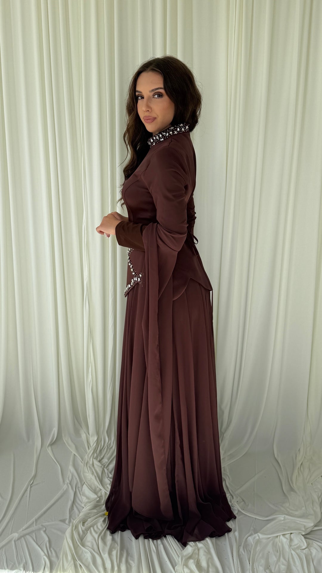 Robe de soirée modeste marron Ilvi, dos lacé façon corset et jupe fluide