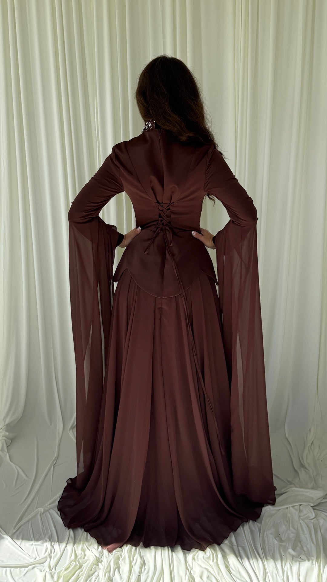 Détail de la basque en strass de la robe modeste marron Ilvi