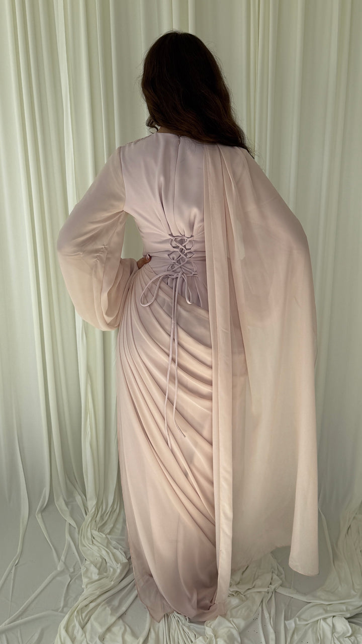 Détail de la broderie florale de strass de la robe modeste rose Sefana