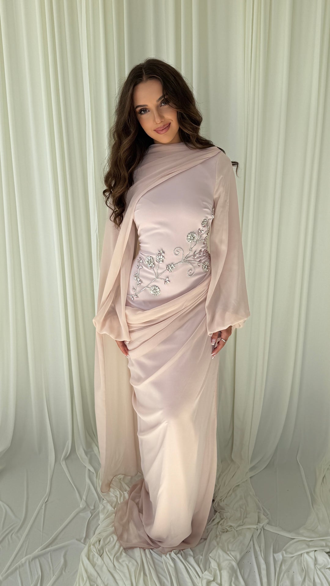 Robe de soirée modeste rose Sefana, col montant et écharpe drapée en cape