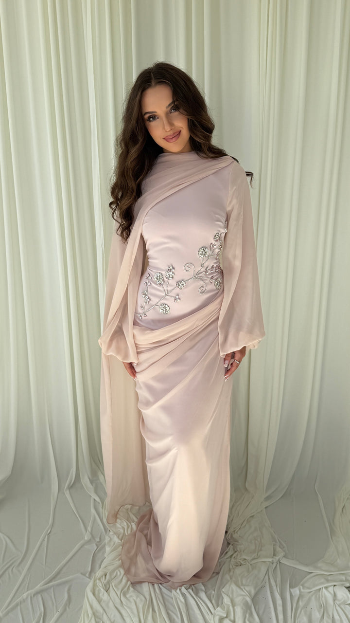 Robe de soirée modeste rose Sefana, col montant et écharpe drapée en cape