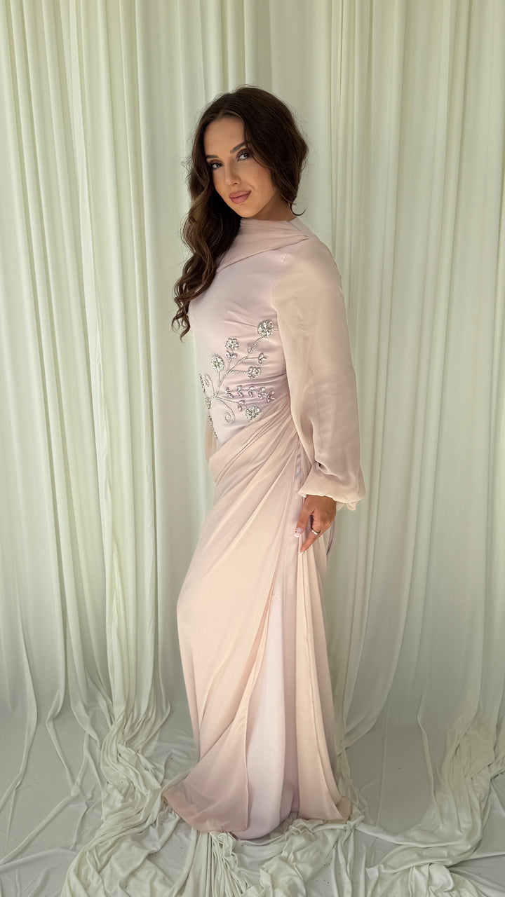 Robe de soirée modeste rose Sefana, dos lacé et écharpe cape