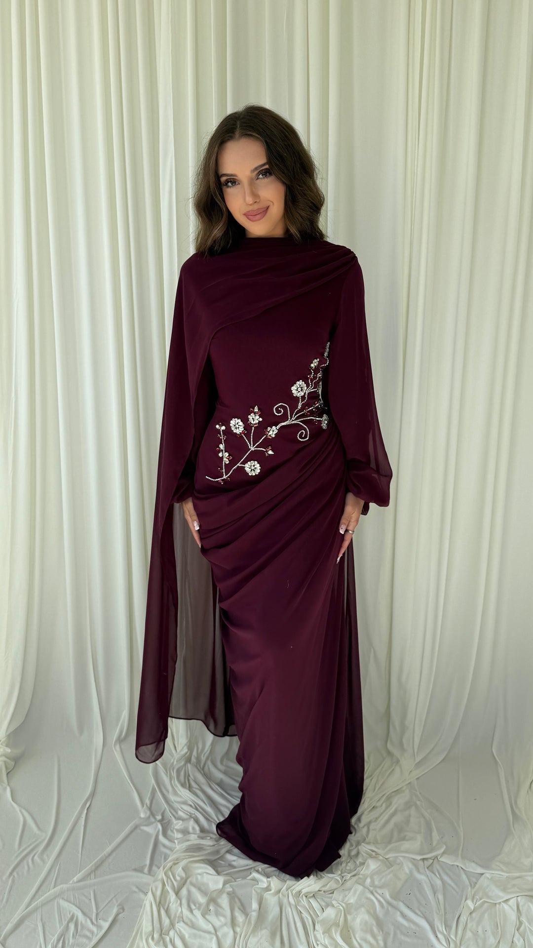 Robe de soirée modeste prune Sefana, col montant et écharpe drapée en cape