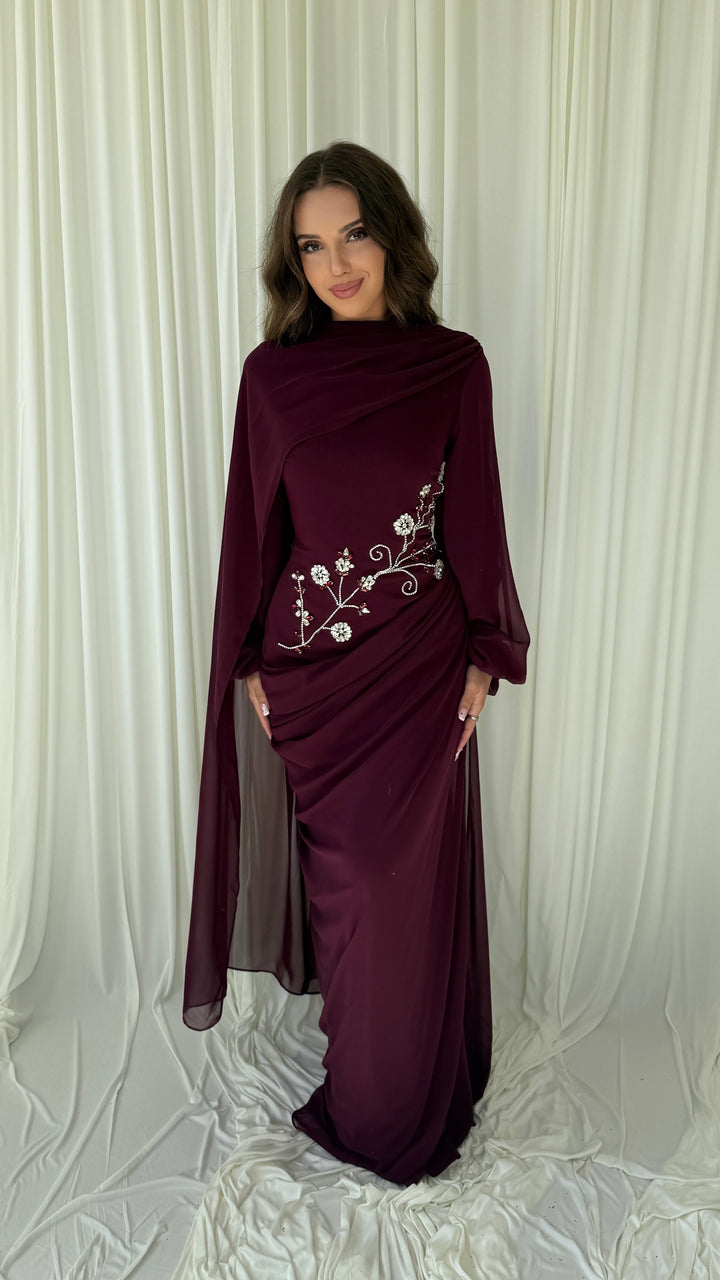 Robe de soirée modeste prune Sefana, col montant et écharpe drapée en cape