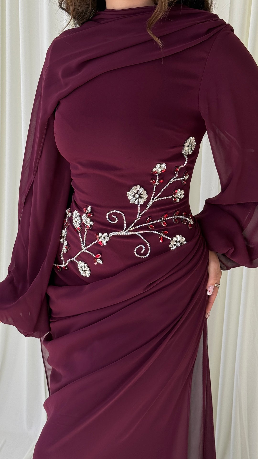 Robe Sefana prune à manches ballon et broderie florale de strass