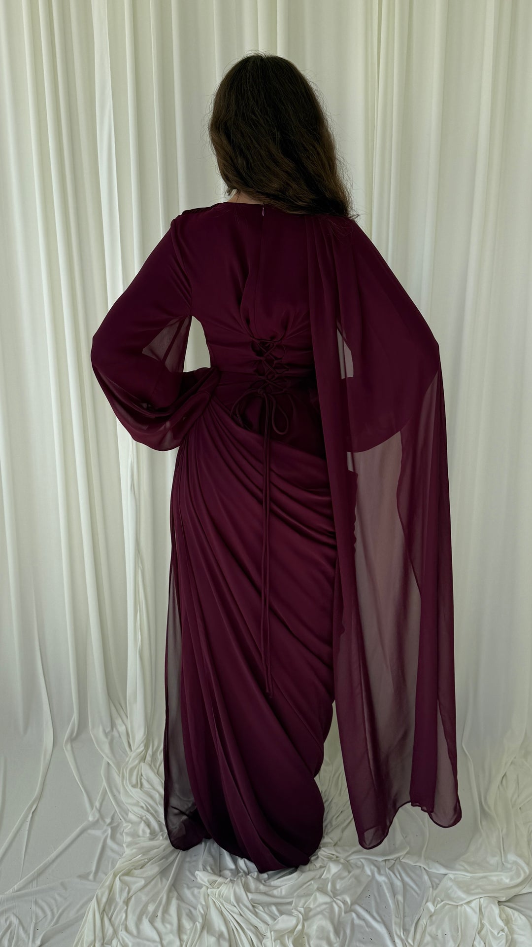 Détail de la broderie florale de strass de la robe modeste prune Sefana
