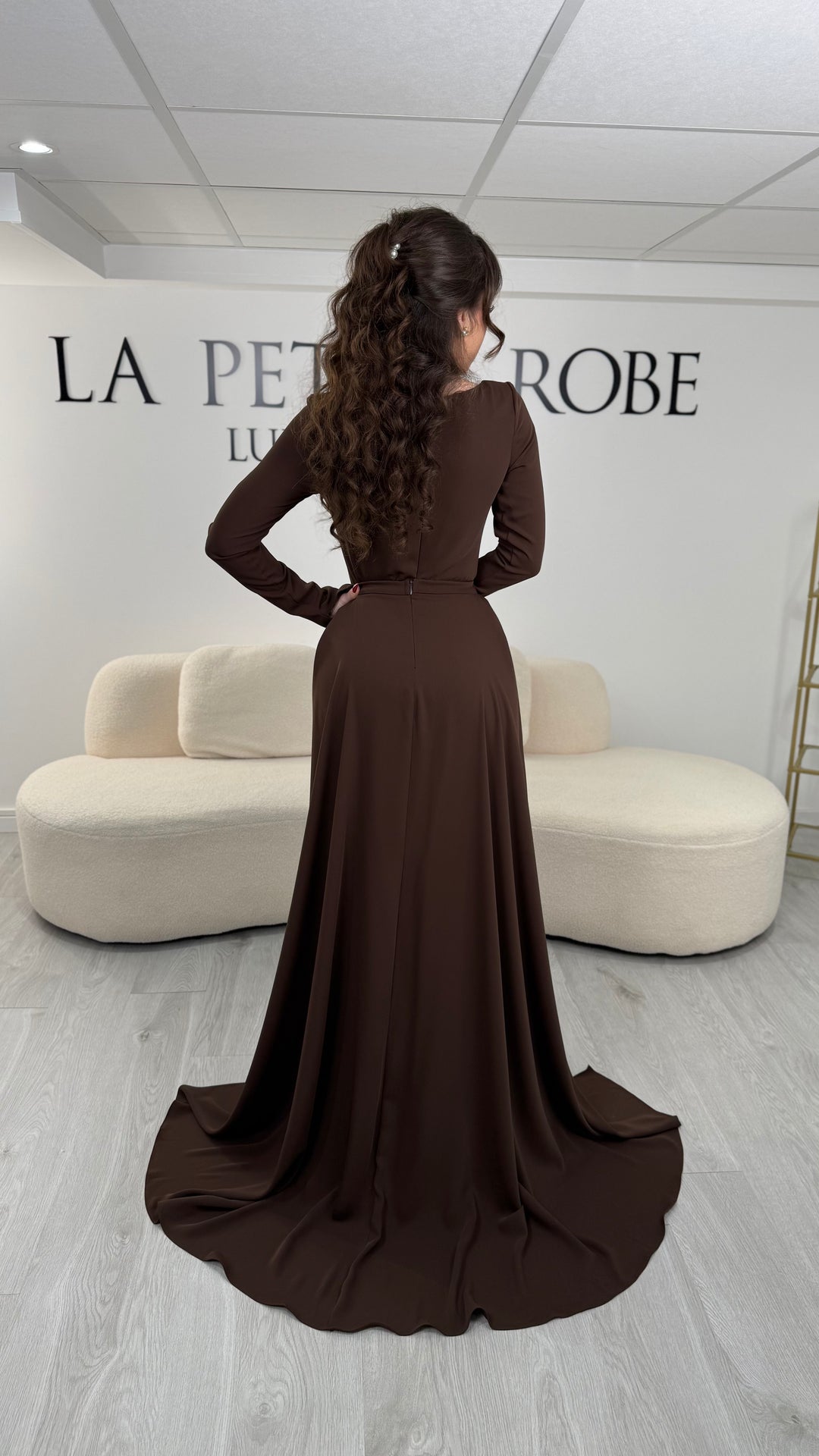 Robe de soirée marron élégante avec col carré, manches longues et traîne amovible sans fente. Idéale pour un look chic et sophistiqué.