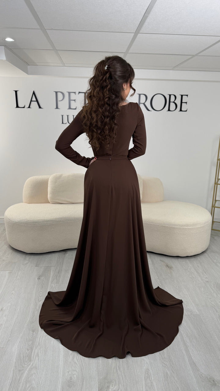 Robe de soirée marron élégante avec col carré, manches longues et traîne amovible sans fente. Idéale pour un look chic et sophistiqué.