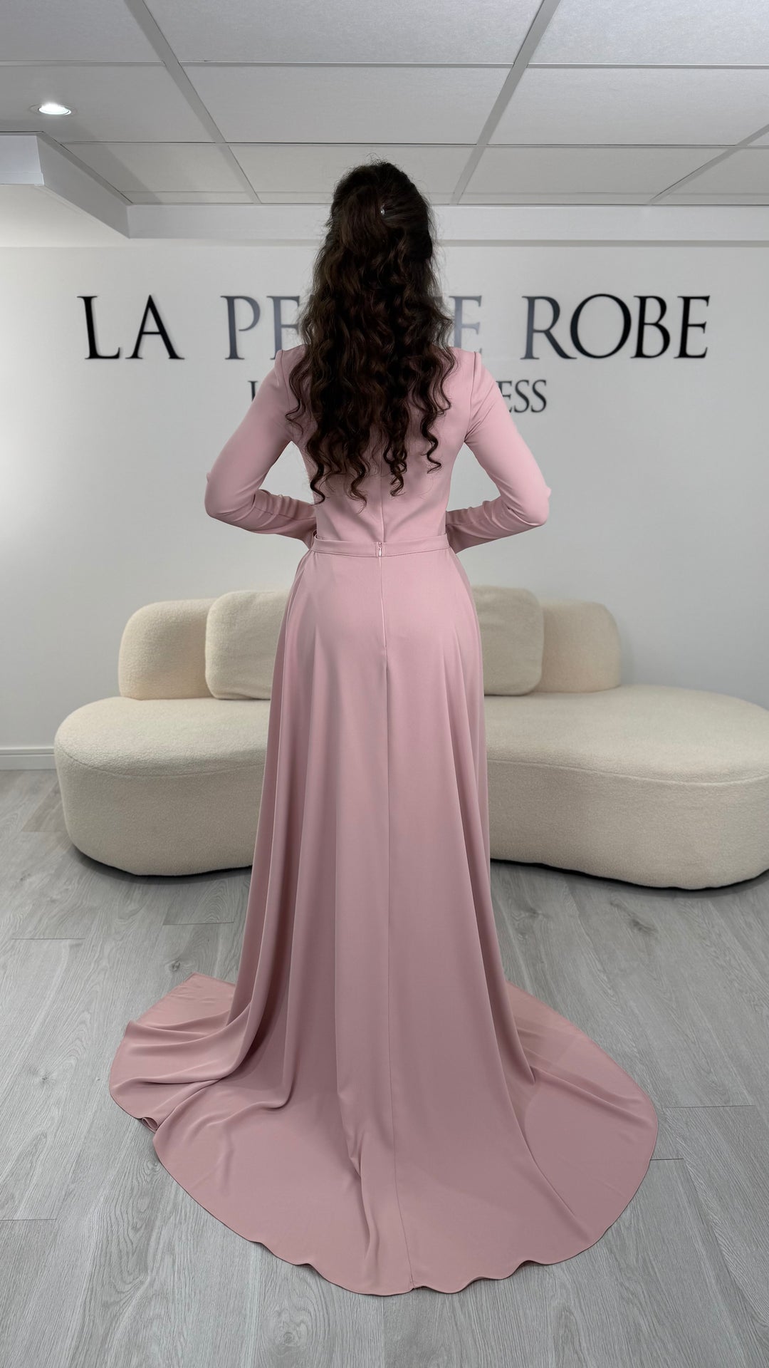 Robe de soirée rose élégante avec col carré, manches longues et traîne amovible sans fente. Idéale pour un look chic et féminin.