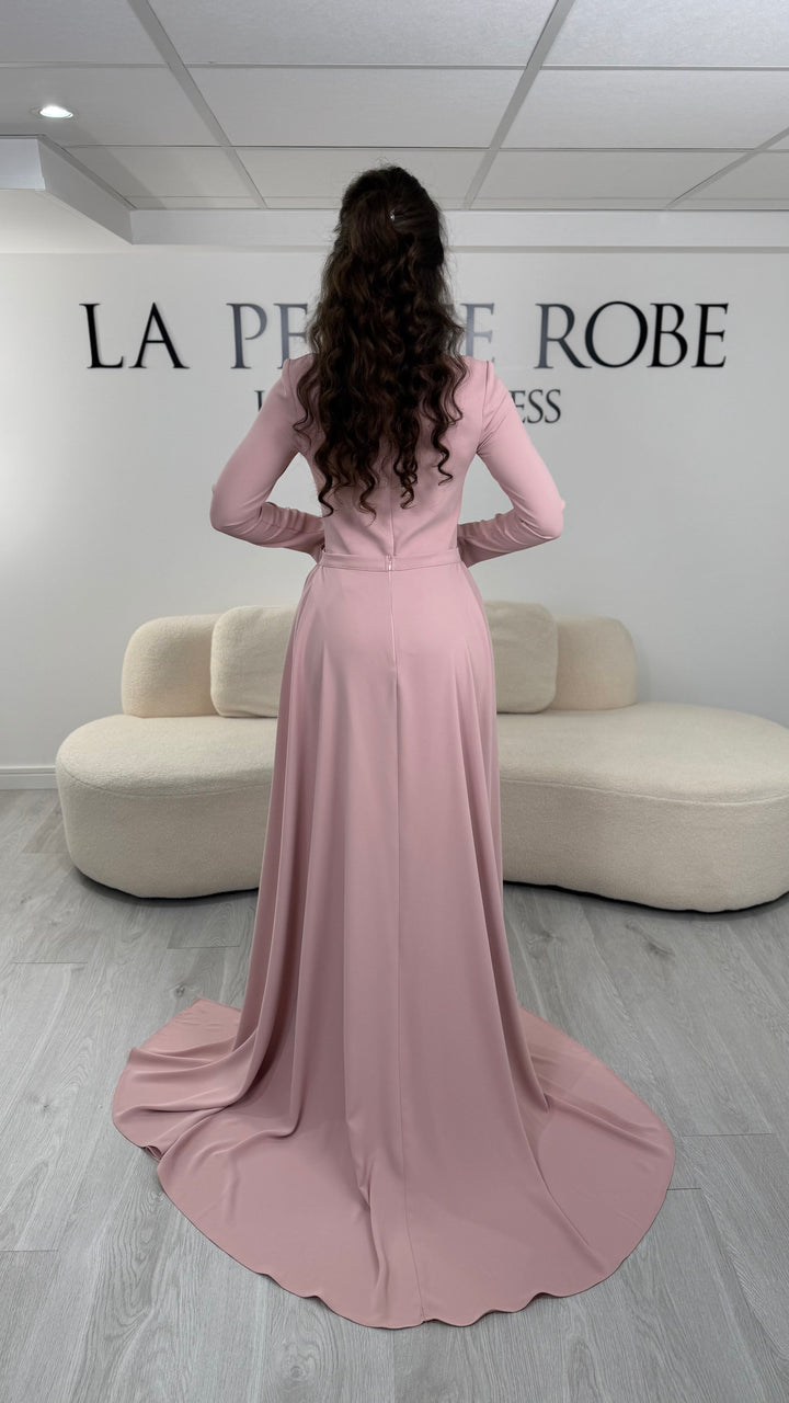 Robe de soirée rose élégante avec col carré, manches longues et traîne amovible sans fente. Idéale pour un look chic et féminin.