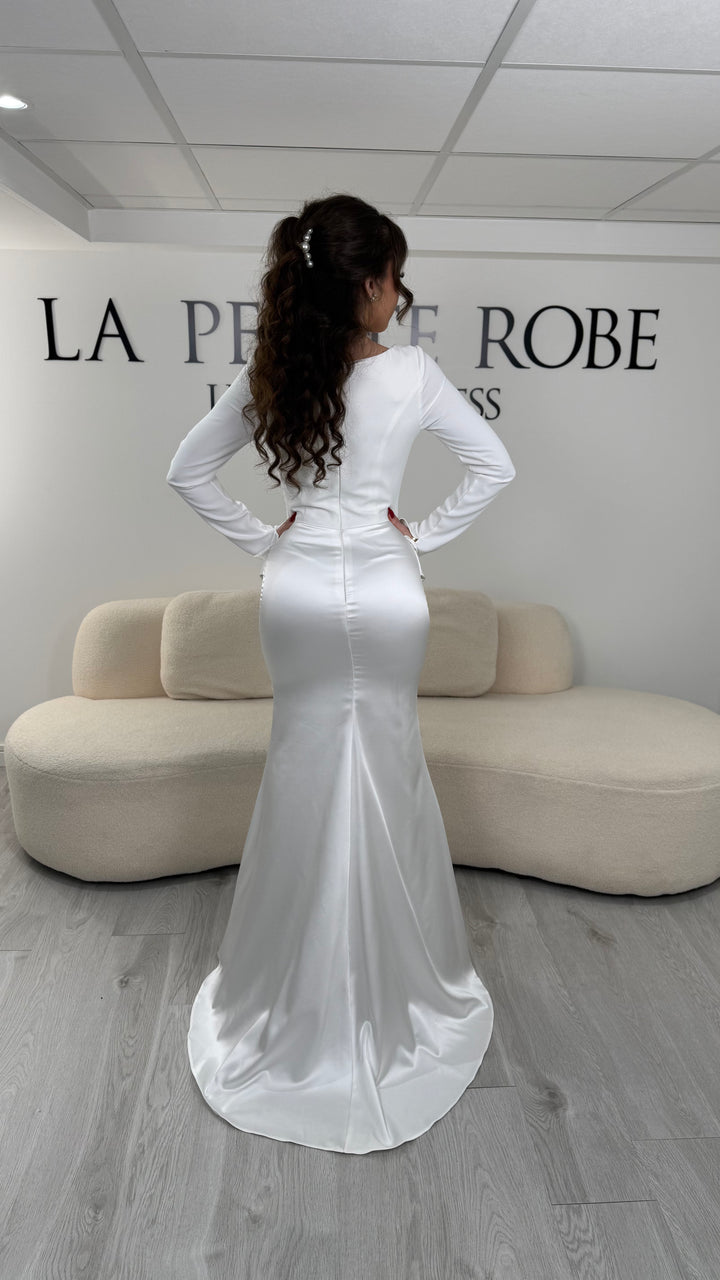 Robe de mariée blanche élégante avec col carré, manches longues et coupe ajustée sans fente. Idéale pour un look chic et raffiné.