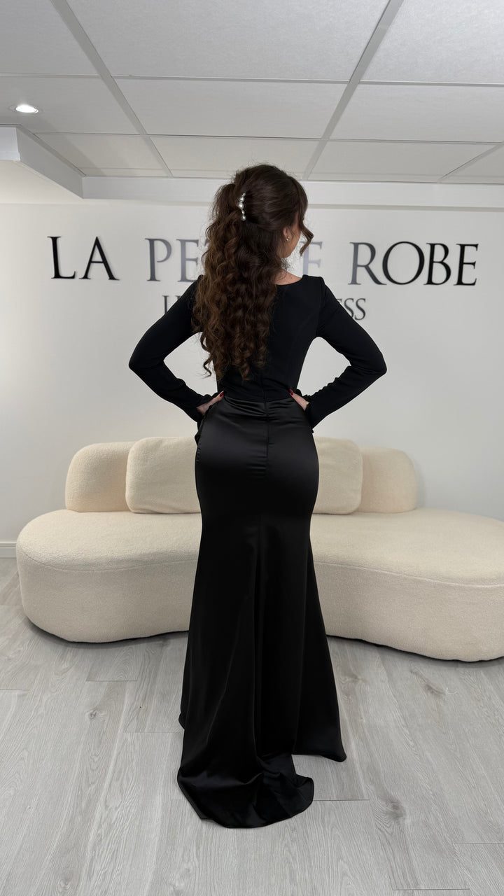 Robe de soirée noire élégante avec col carré, manches longues et coupe ajustée sans fente. Idéale pour un look chic et raffiné.