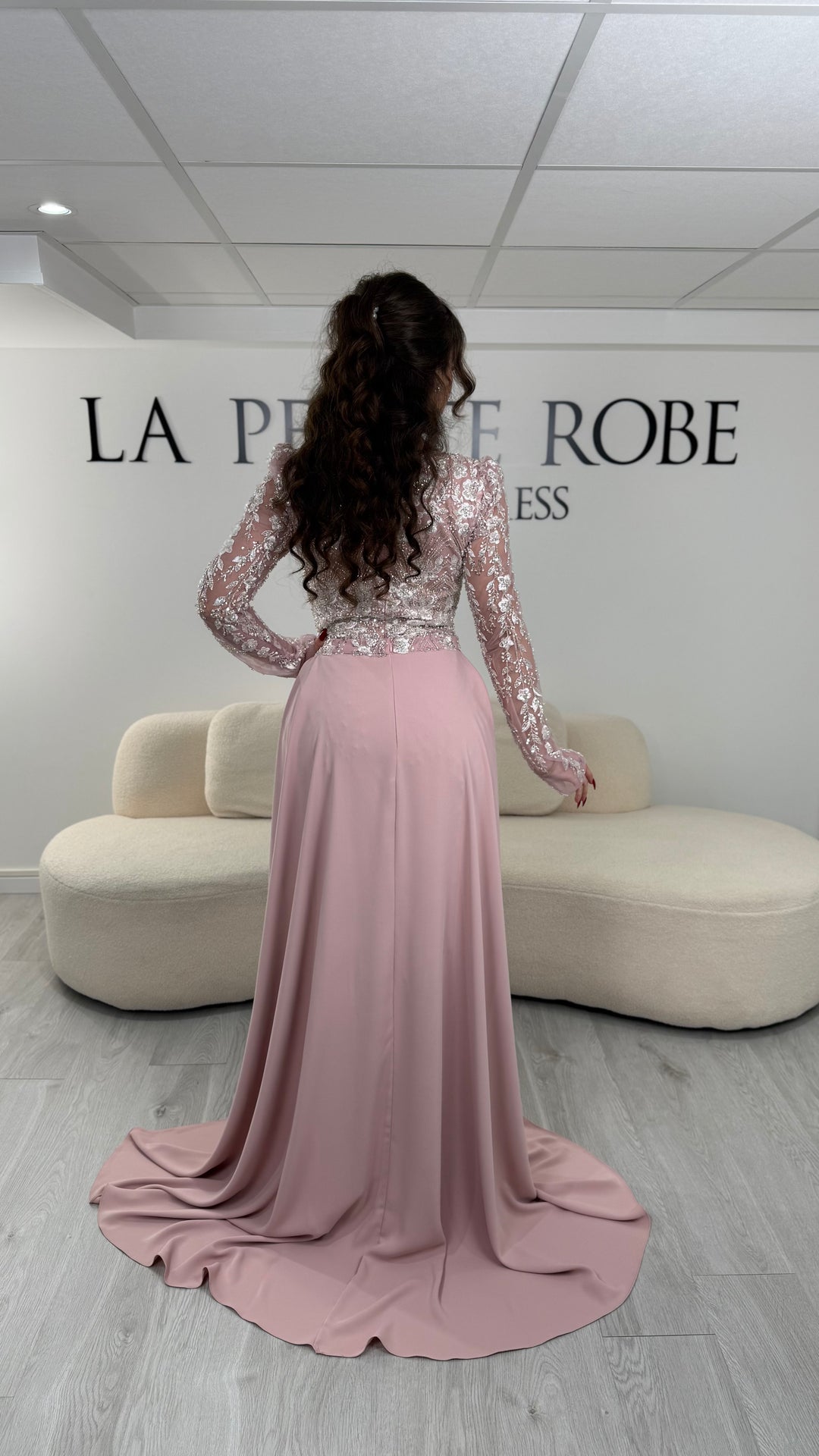 Robe de soirée rose élégante avec col carré, manches longues et traîne amovible sans fente. Idéale pour un look chic et raffiné.