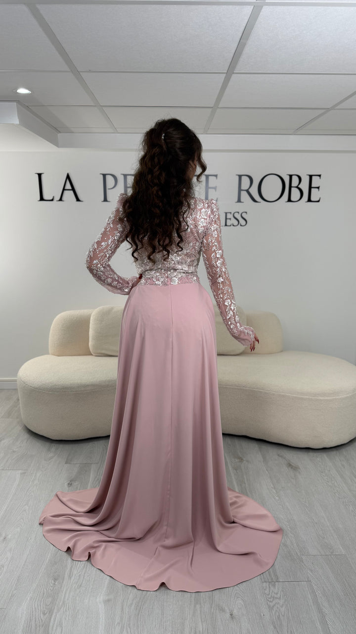 Robe de soirée rose élégante avec col carré, manches longues et traîne amovible sans fente. Idéale pour un look chic et raffiné.