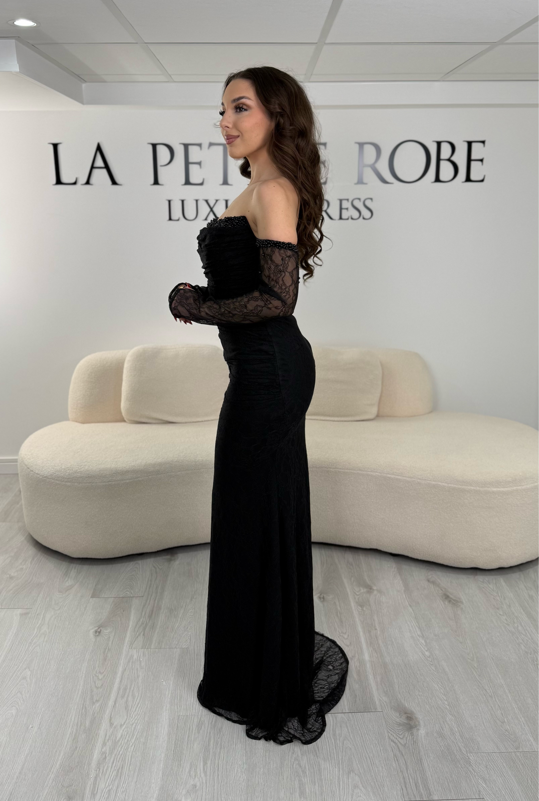 Robe de soirée noire bustier élégante sans fente, avec manches en dentelle et coupe ajustée. Idéale pour un look chic et sophistiqué.