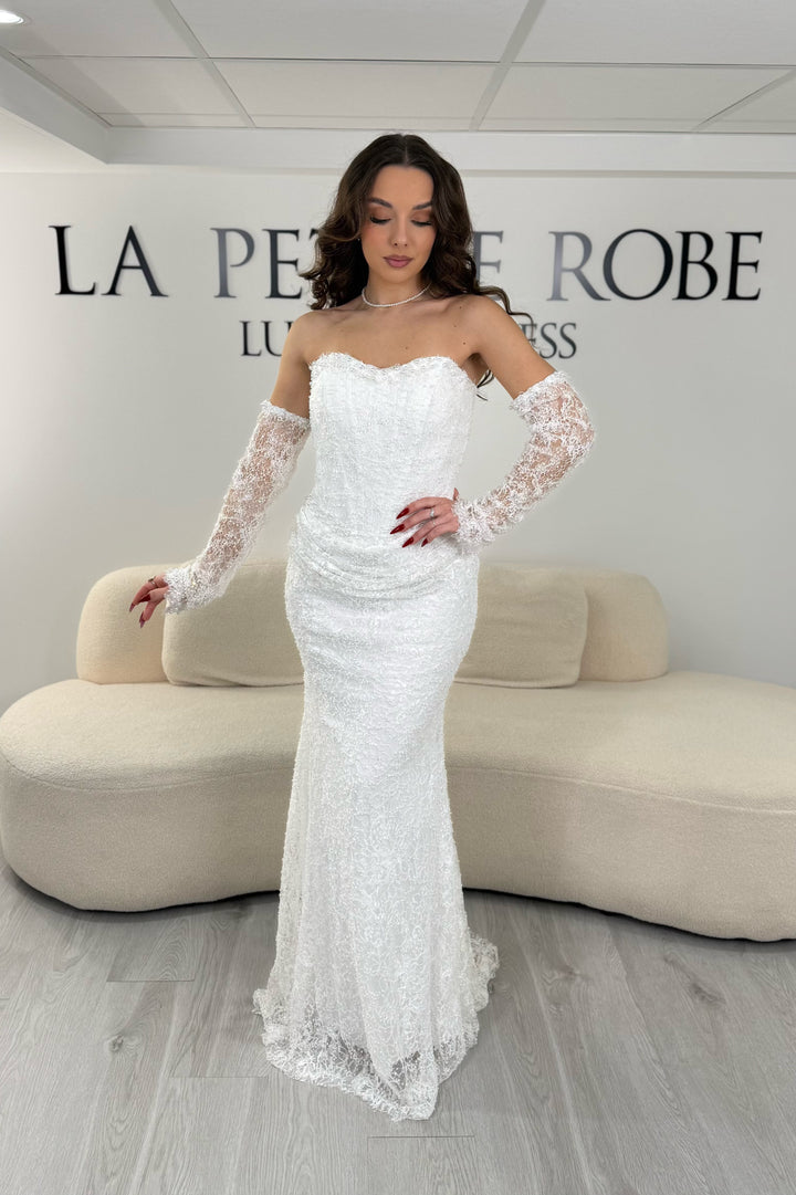 Robe de mariée blanche bustier élégante sans fente, avec manches longues en dentelle et coupe ajustée. Idéale pour un look chic et raffiné.