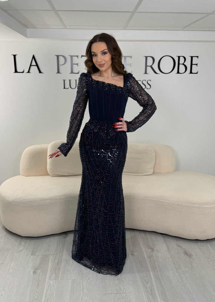 Robe de soirée bleu marine élégante sans fente, avec manches longues et détails scintillants. Parfaite pour un look chic et sophistiqué.