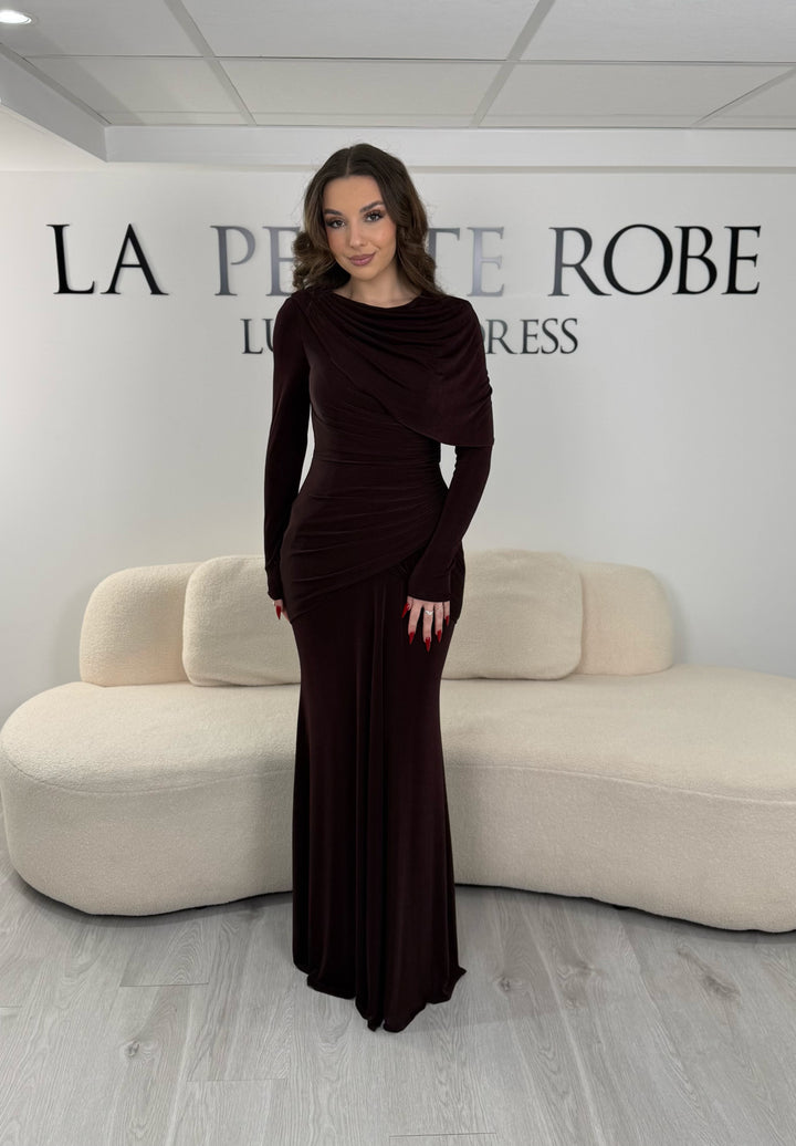 Robe de soirée marron en jersey stretch élégante, sans fente, avec manches longues et coupe fluide. Idéale pour un look chic et confortable.