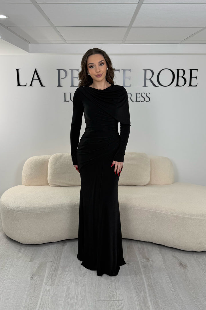 Robe de soirée noire en jersey stretch élégante, sans fente, avec manches longues et coupe fluide. Idéale pour un look chic et confortable.